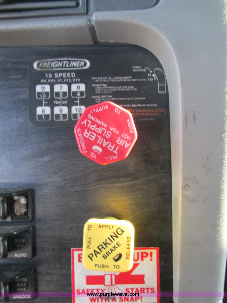 image for item AW9898 2005 Freightliner Columbia Heritage Edition semi truck