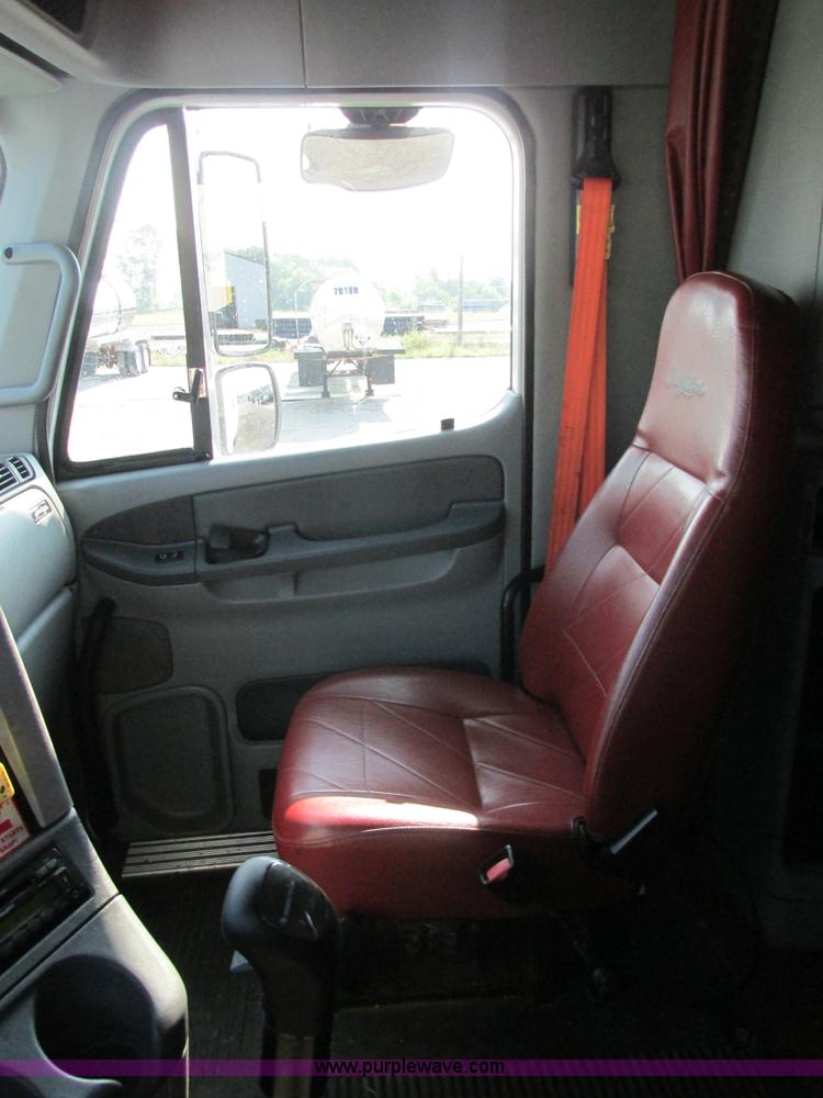 image for item AW9898 2005 Freightliner Columbia Heritage Edition semi truck