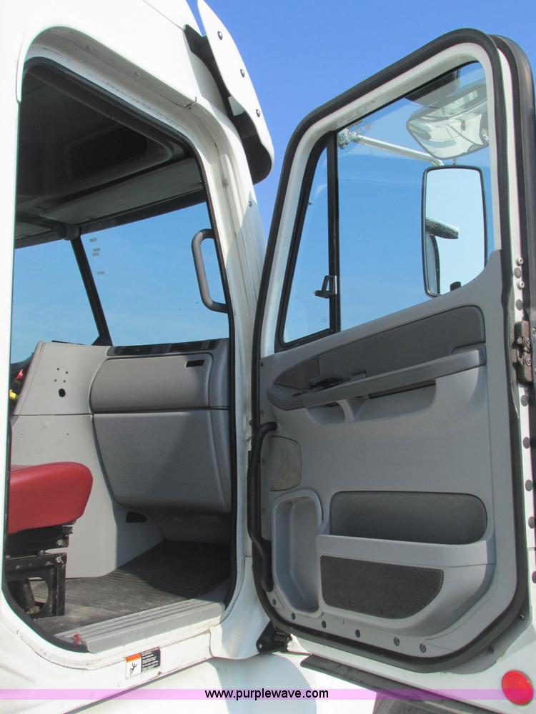 image for item AW9898 2005 Freightliner Columbia Heritage Edition semi truck