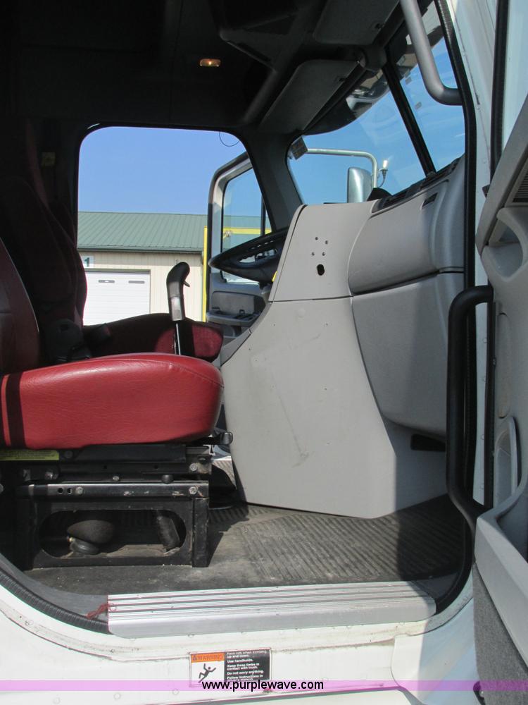 image for item AW9898 2005 Freightliner Columbia Heritage Edition semi truck