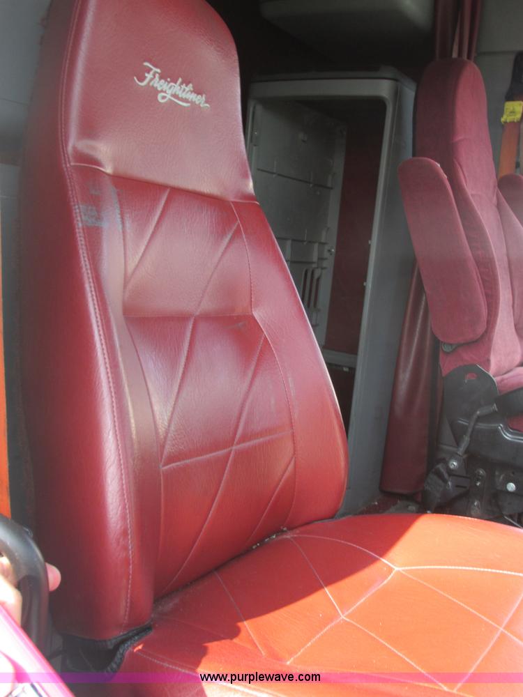 image for item AW9898 2005 Freightliner Columbia Heritage Edition semi truck