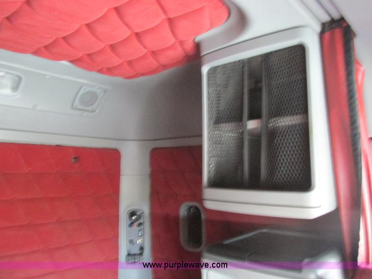 image for item AW9898 2005 Freightliner Columbia Heritage Edition semi truck