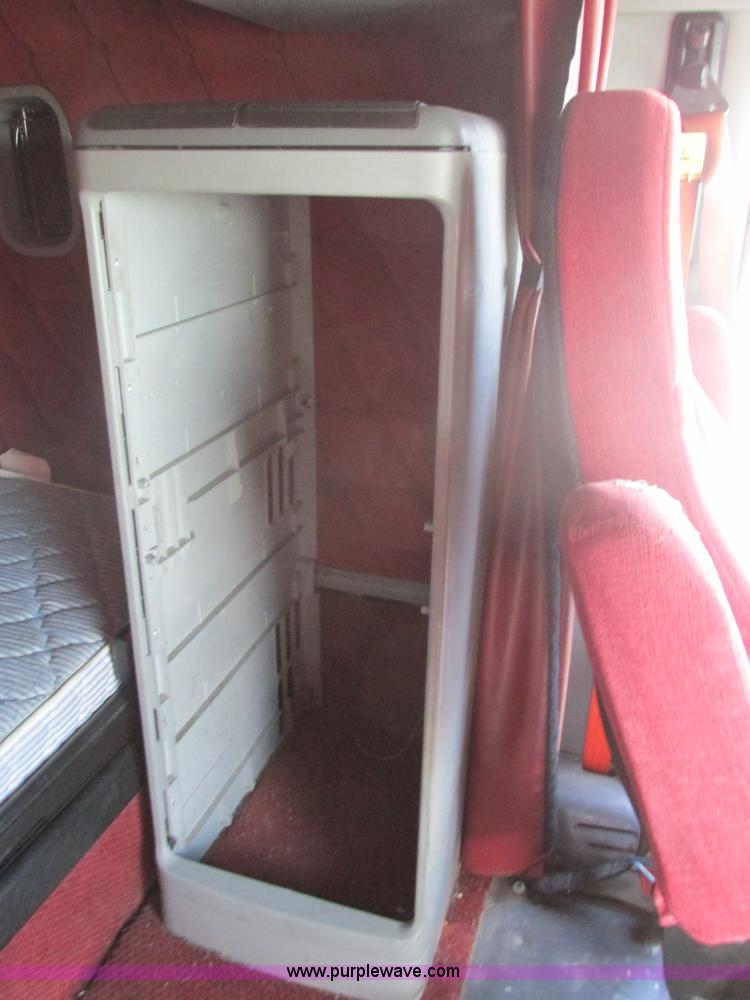 image for item AW9898 2005 Freightliner Columbia Heritage Edition semi truck