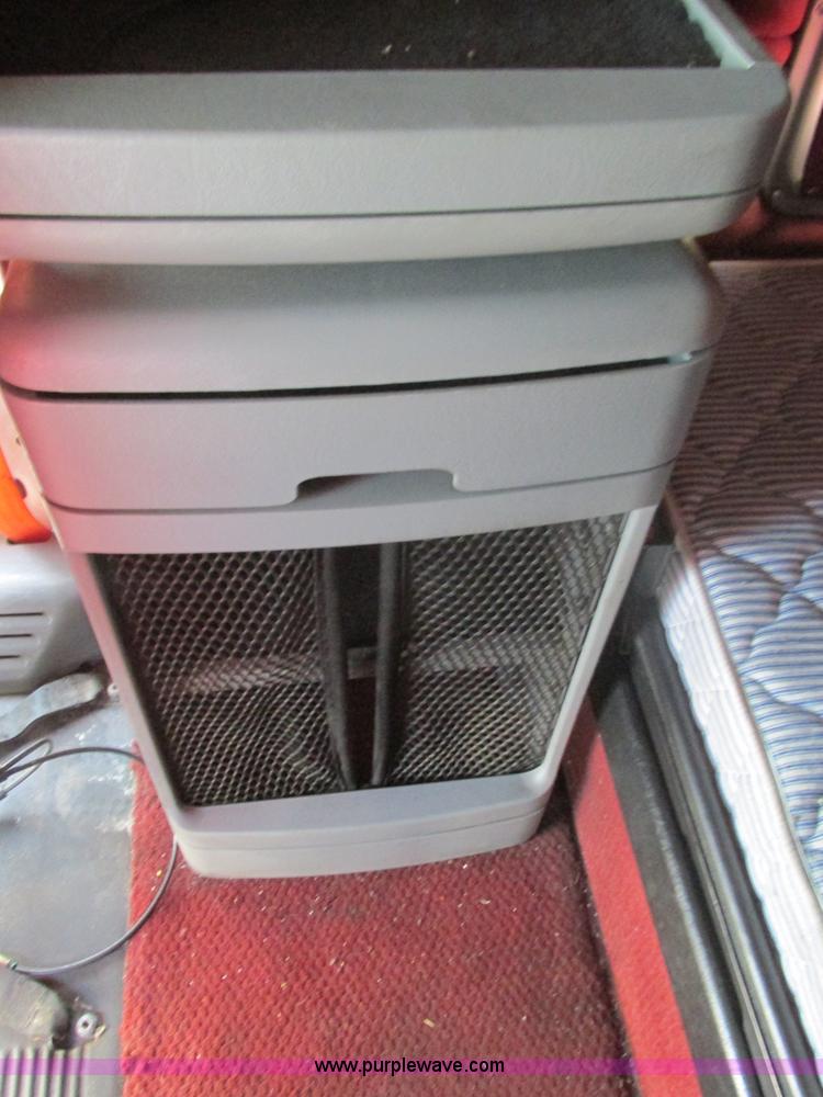 image for item AW9898 2005 Freightliner Columbia Heritage Edition semi truck