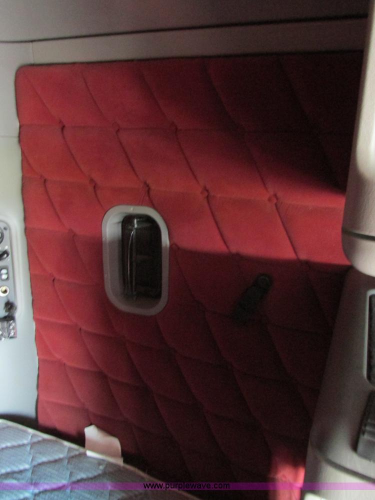 image for item AW9898 2005 Freightliner Columbia Heritage Edition semi truck