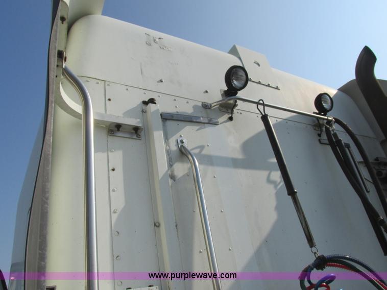 image for item AW9898 2005 Freightliner Columbia Heritage Edition semi truck