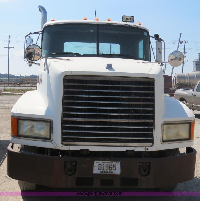 image for item B4939 1994 Mack CH613 semi truck