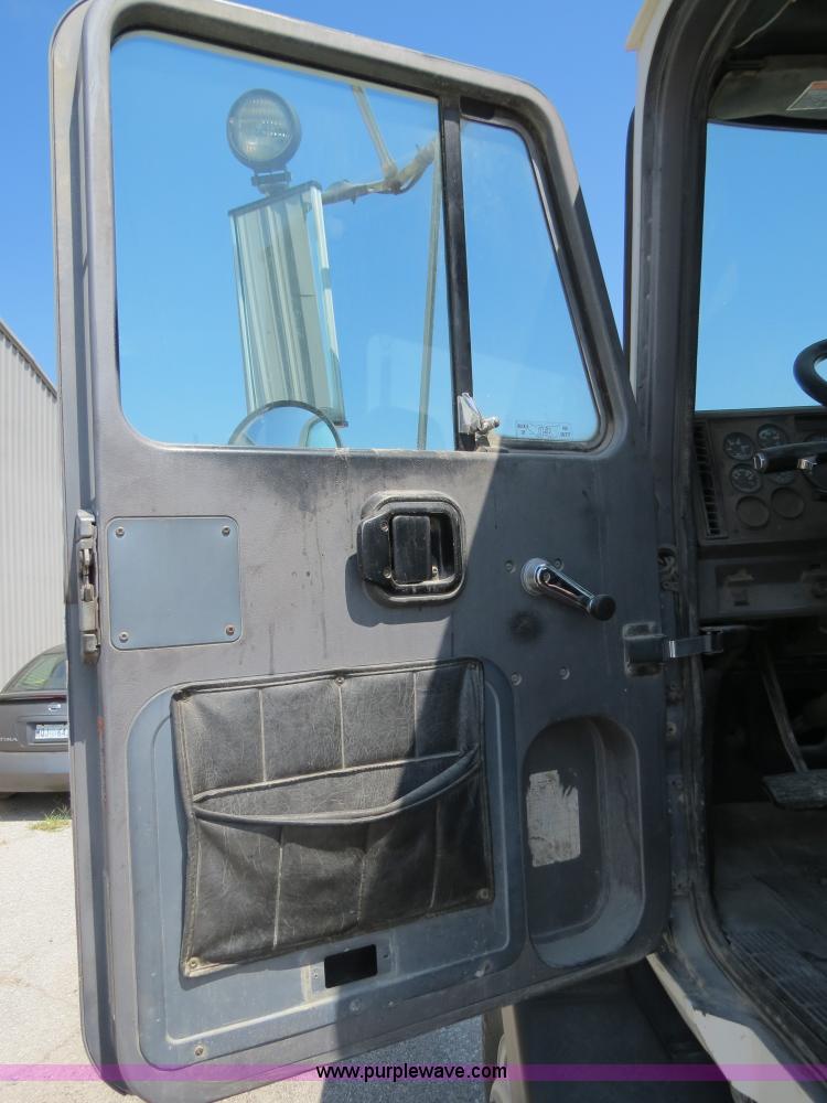 image for item B4939 1994 Mack CH613 semi truck