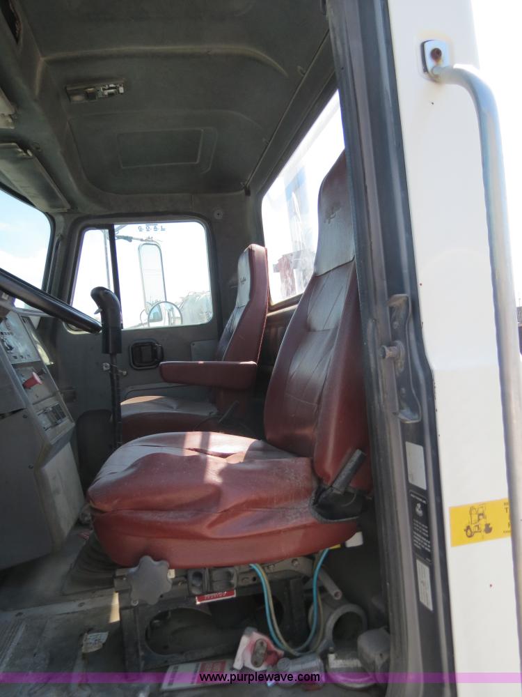 image for item B4939 1994 Mack CH613 semi truck