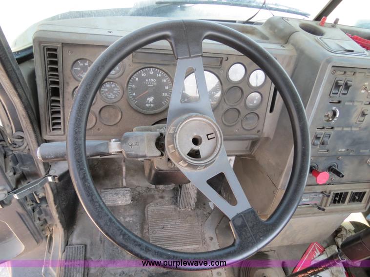 image for item B4939 1994 Mack CH613 semi truck