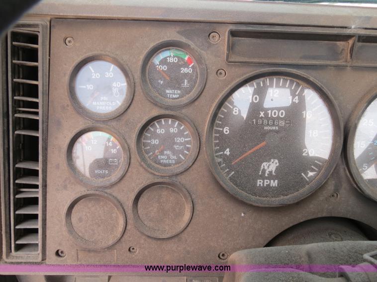 image for item B4939 1994 Mack CH613 semi truck