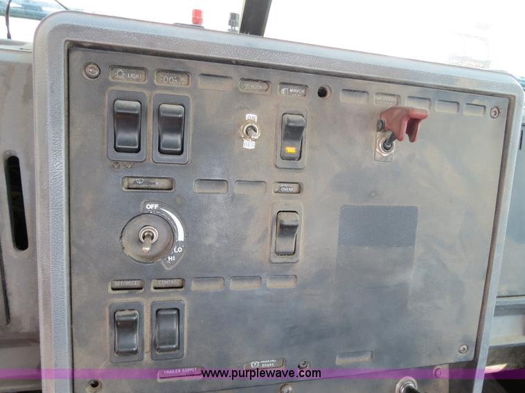 image for item B4939 1994 Mack CH613 semi truck