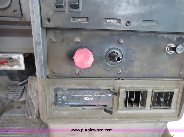 image for item B4939 1994 Mack CH613 semi truck