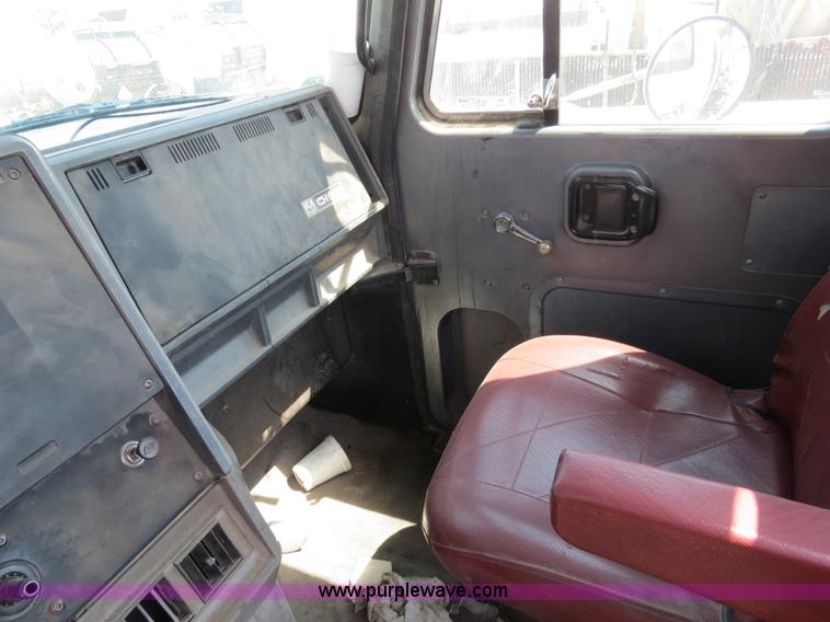 image for item B4939 1994 Mack CH613 semi truck