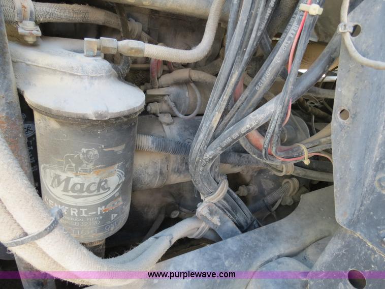 image for item B4939 1994 Mack CH613 semi truck