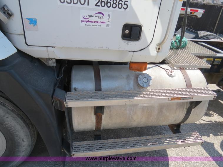 image for item B4939 1994 Mack CH613 semi truck