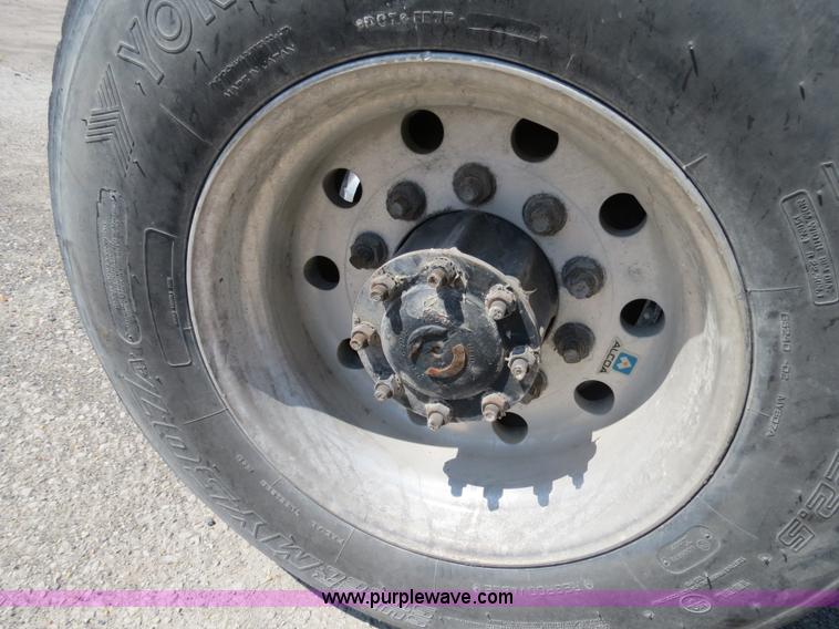 image for item B4939 1994 Mack CH613 semi truck