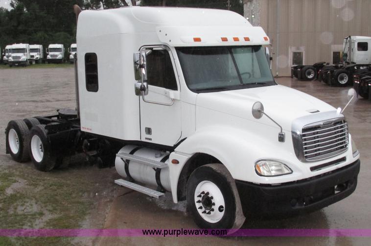 image for item G9985 2005 Freightliner Columbia Heritage edition semi truck
