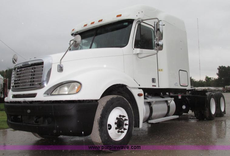 image for item G9985 2005 Freightliner Columbia Heritage edition semi truck