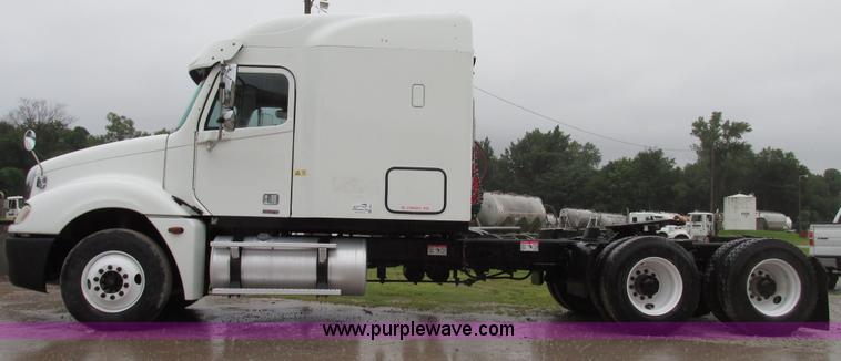 image for item G9985 2005 Freightliner Columbia Heritage edition semi truck
