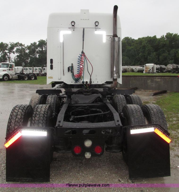 image for item G9985 2005 Freightliner Columbia Heritage edition semi truck