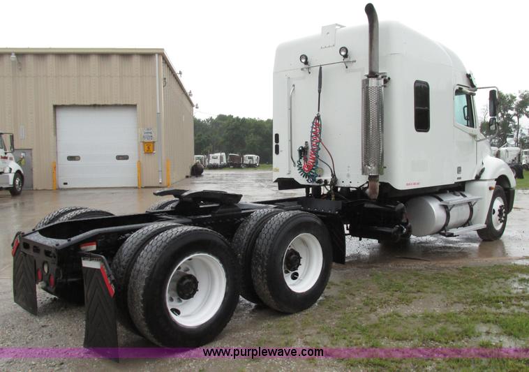 image for item G9985 2005 Freightliner Columbia Heritage edition semi truck