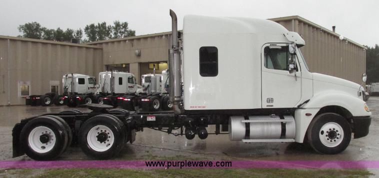 image for item G9985 2005 Freightliner Columbia Heritage edition semi truck