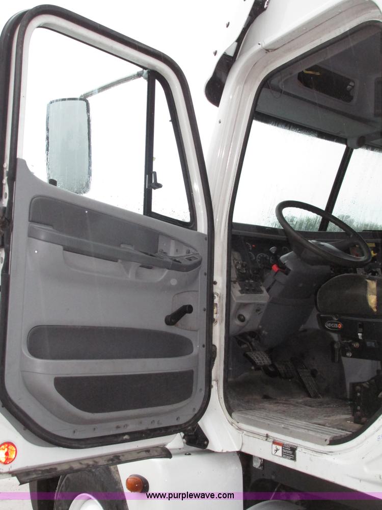 image for item G9985 2005 Freightliner Columbia Heritage edition semi truck