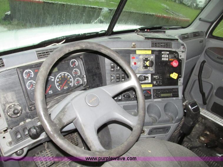 image for item G9985 2005 Freightliner Columbia Heritage edition semi truck