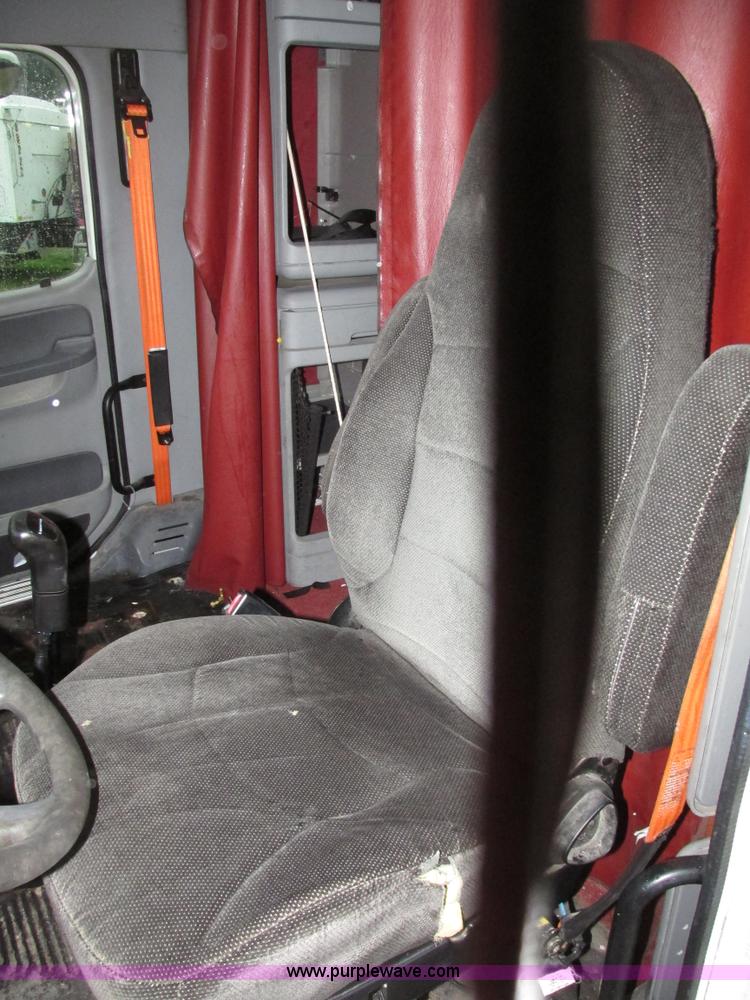 image for item G9985 2005 Freightliner Columbia Heritage edition semi truck