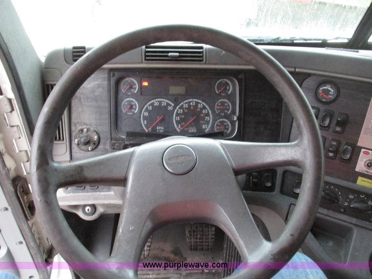 image for item G9985 2005 Freightliner Columbia Heritage edition semi truck