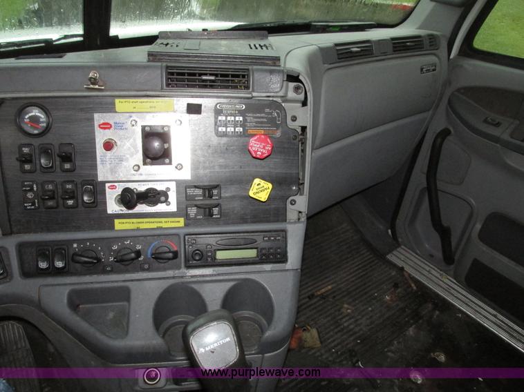 image for item G9985 2005 Freightliner Columbia Heritage edition semi truck