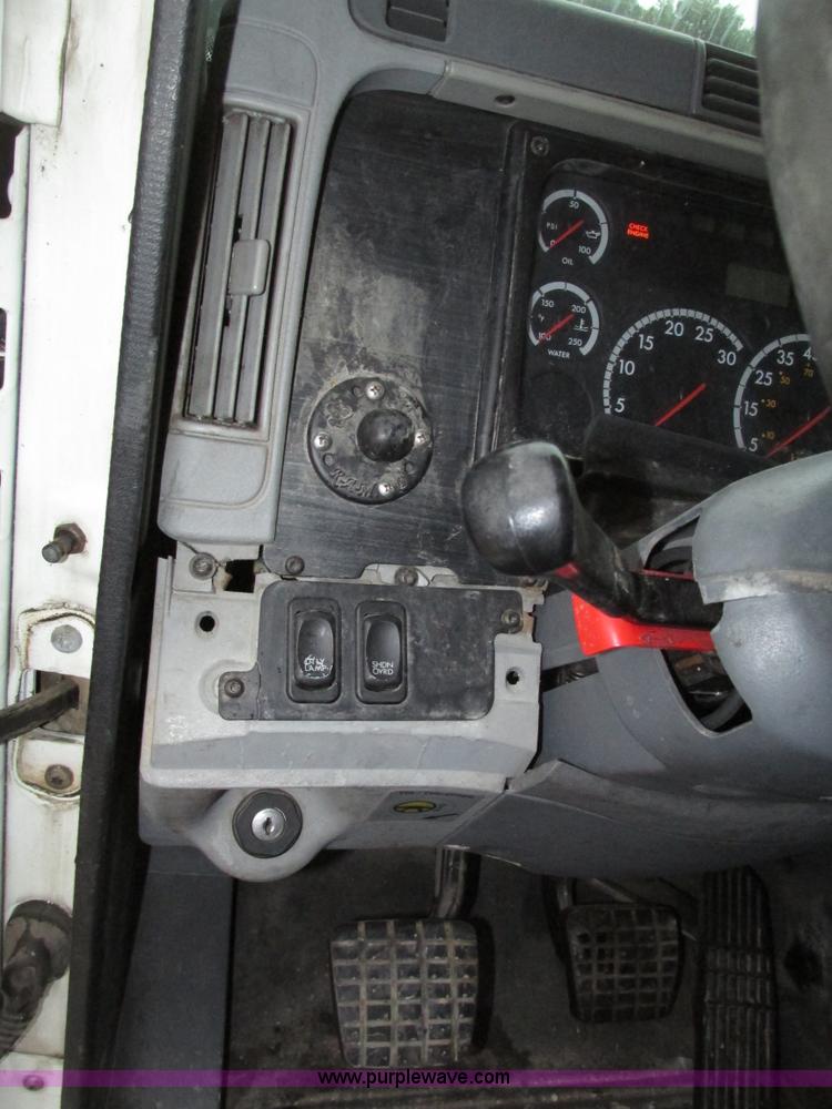 image for item G9985 2005 Freightliner Columbia Heritage edition semi truck