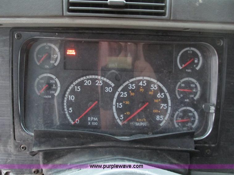 image for item G9985 2005 Freightliner Columbia Heritage edition semi truck