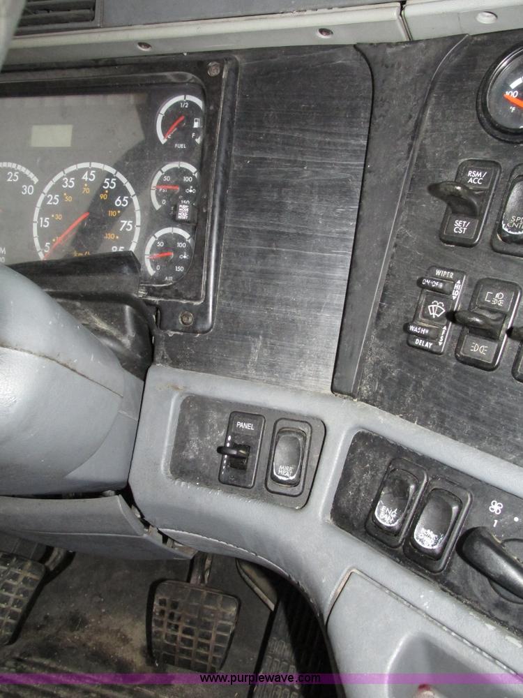 image for item G9985 2005 Freightliner Columbia Heritage edition semi truck