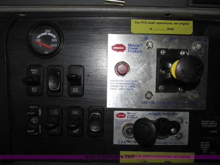 image for item G9985 2005 Freightliner Columbia Heritage edition semi truck