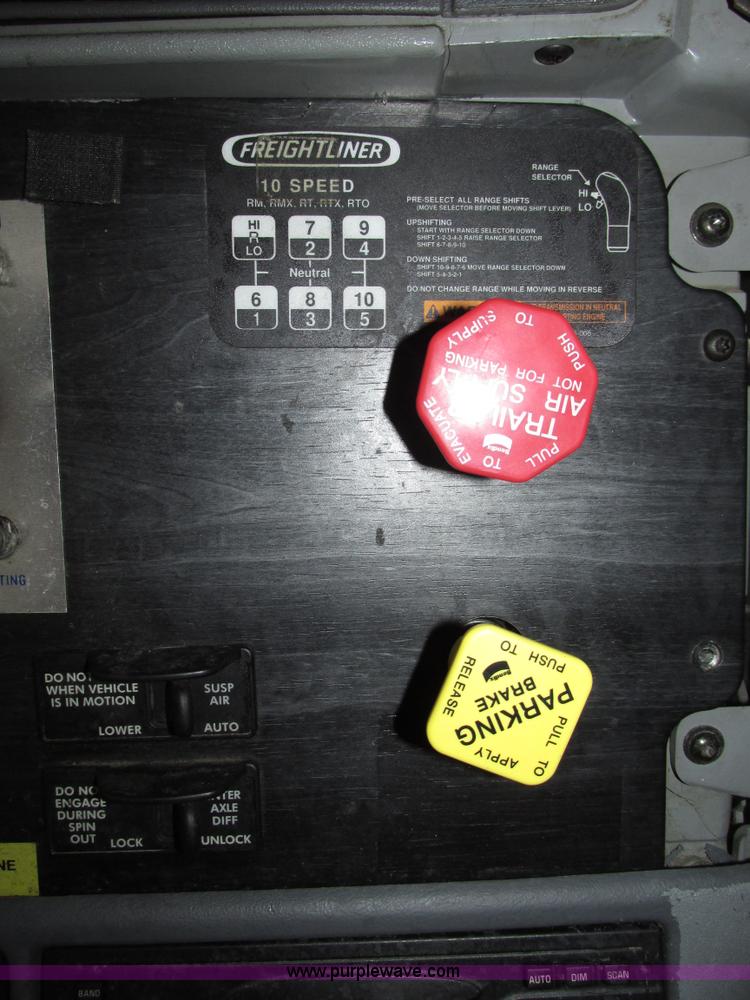 image for item G9985 2005 Freightliner Columbia Heritage edition semi truck