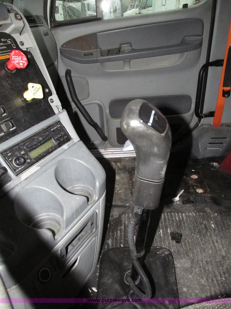 image for item G9985 2005 Freightliner Columbia Heritage edition semi truck