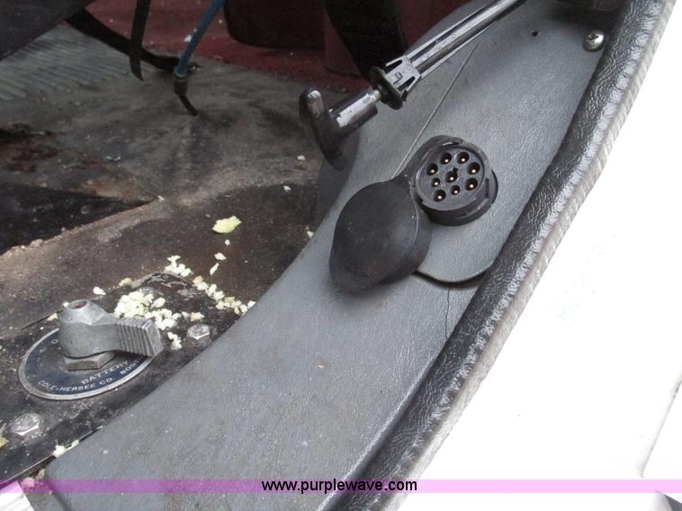 image for item G9985 2005 Freightliner Columbia Heritage edition semi truck