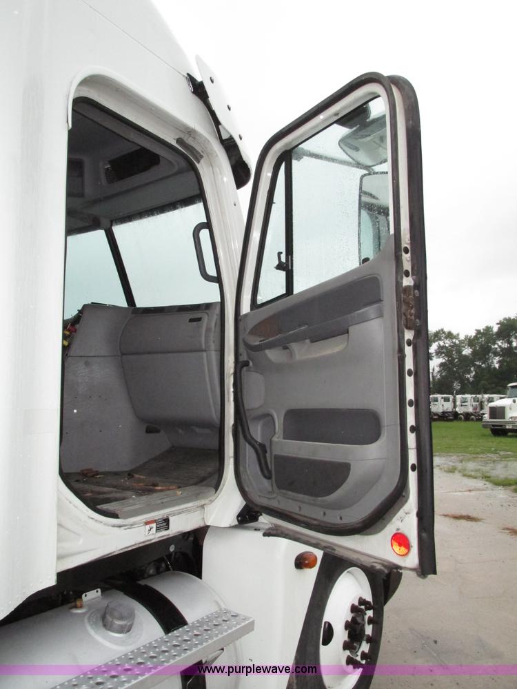 image for item G9985 2005 Freightliner Columbia Heritage edition semi truck