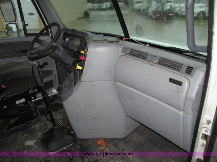 image for item G9985 2005 Freightliner Columbia Heritage edition semi truck