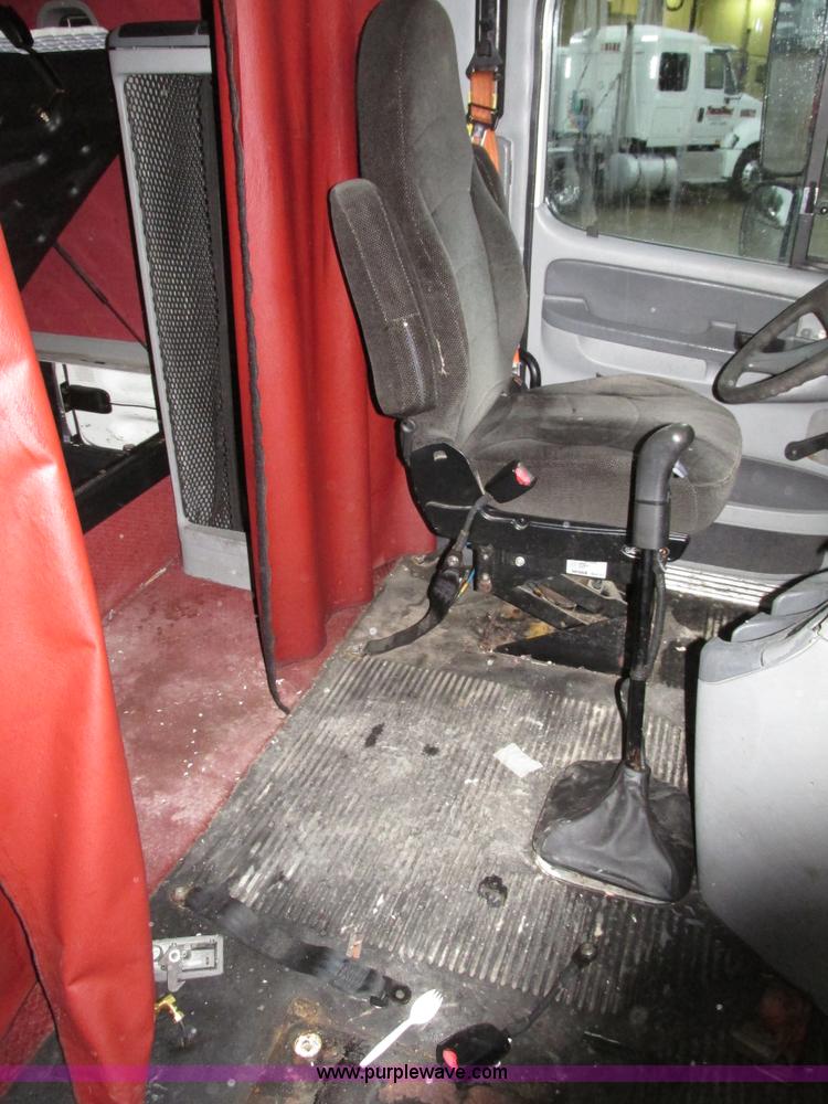 image for item G9985 2005 Freightliner Columbia Heritage edition semi truck