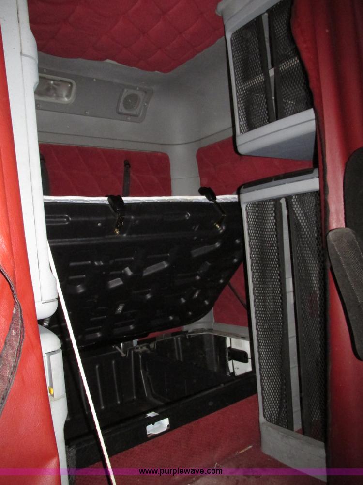 image for item G9985 2005 Freightliner Columbia Heritage edition semi truck