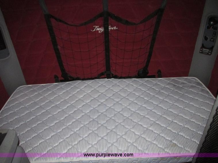 image for item G9985 2005 Freightliner Columbia Heritage edition semi truck