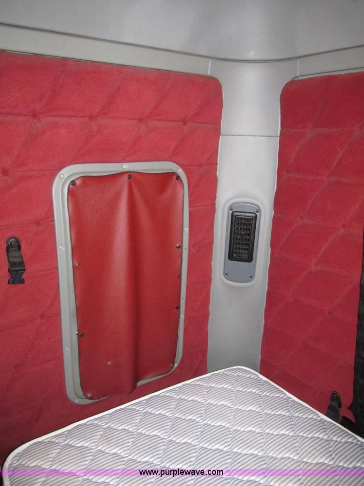 image for item G9985 2005 Freightliner Columbia Heritage edition semi truck