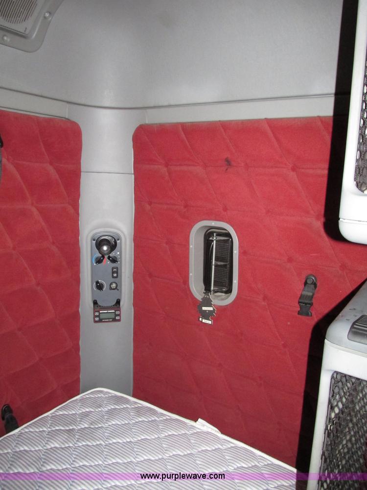 image for item G9985 2005 Freightliner Columbia Heritage edition semi truck