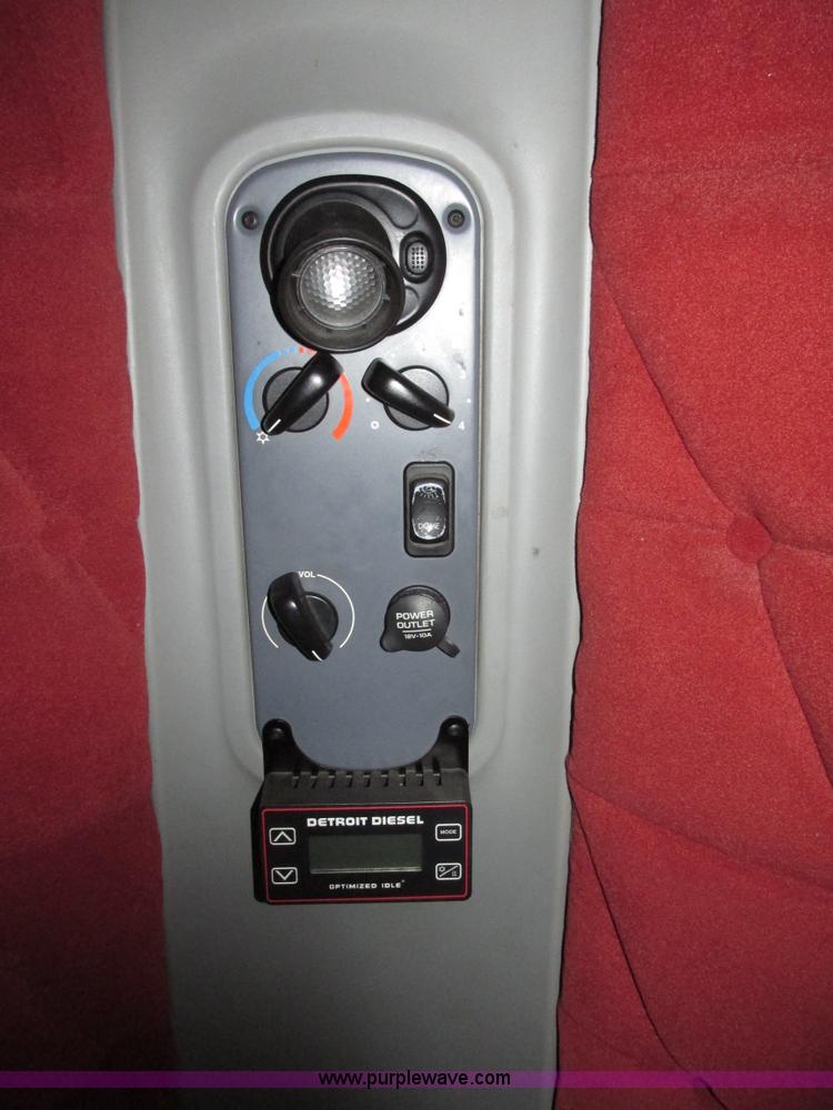 image for item G9985 2005 Freightliner Columbia Heritage edition semi truck