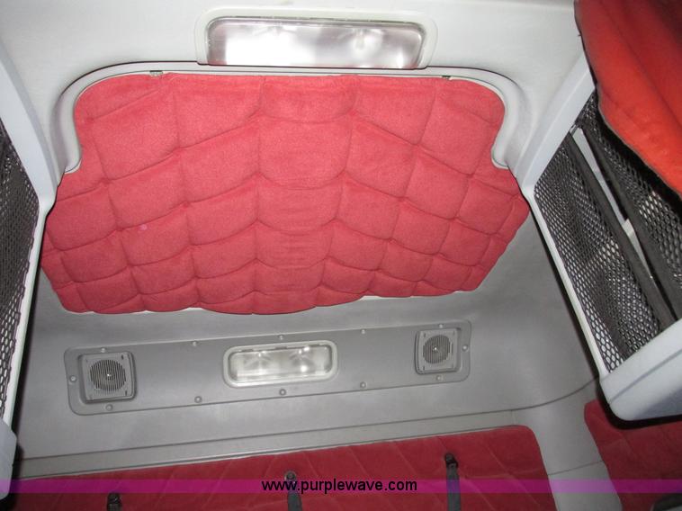 image for item G9985 2005 Freightliner Columbia Heritage edition semi truck