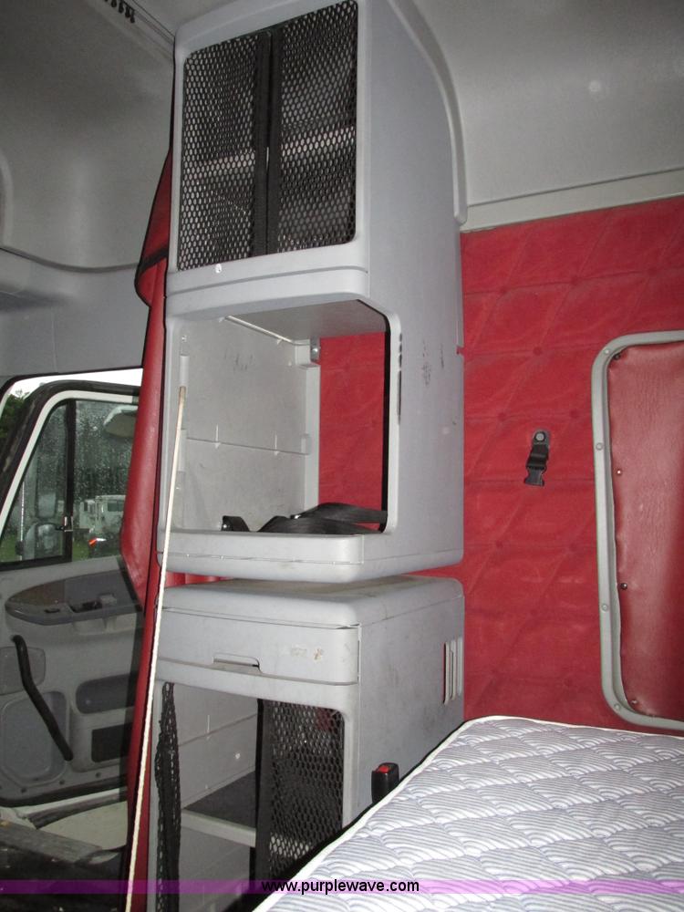 image for item G9985 2005 Freightliner Columbia Heritage edition semi truck