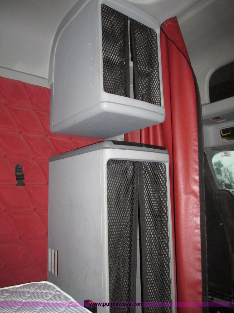 image for item G9985 2005 Freightliner Columbia Heritage edition semi truck